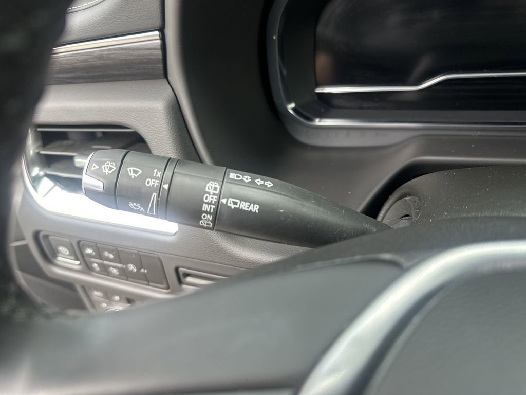 Used 2024 GMC Yukon SLT w/ SLT Luxury Package image 14