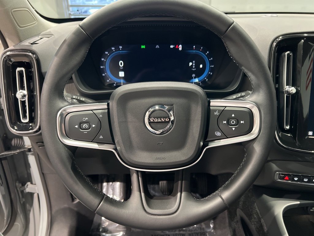 Used 2025 Volvo XC40 B5 Core image 18