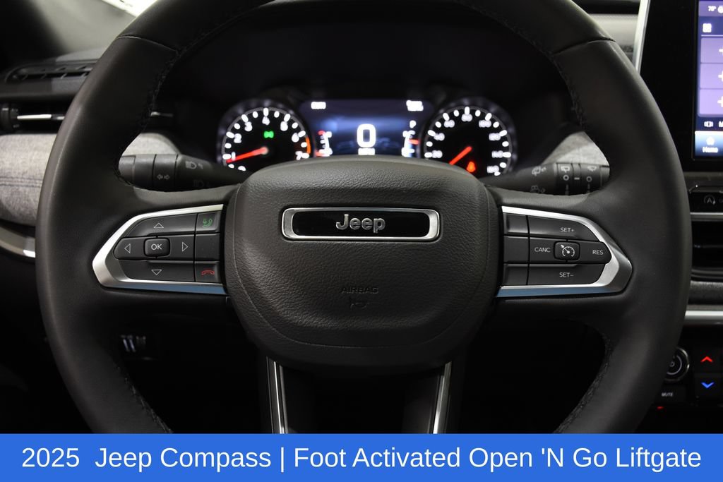 Used 2025 Jeep Compass Latitude w/ Sun & Sound Group AWD/4WD image 10