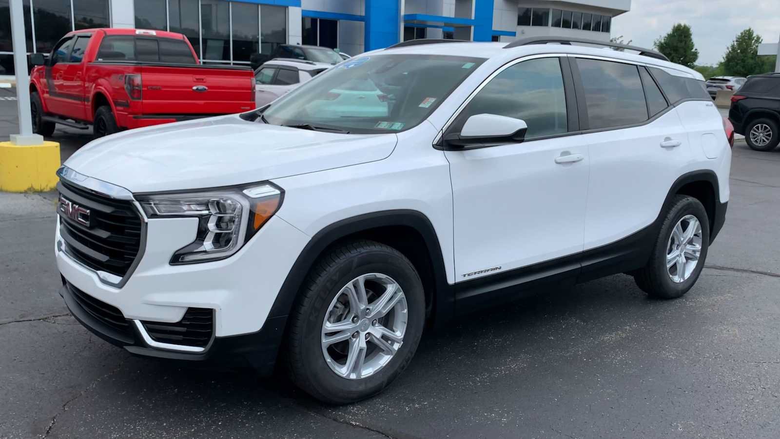 Certified 2022 GMC Terrain SLE w/ Driver Convenience Package AWD/4WD image 4
