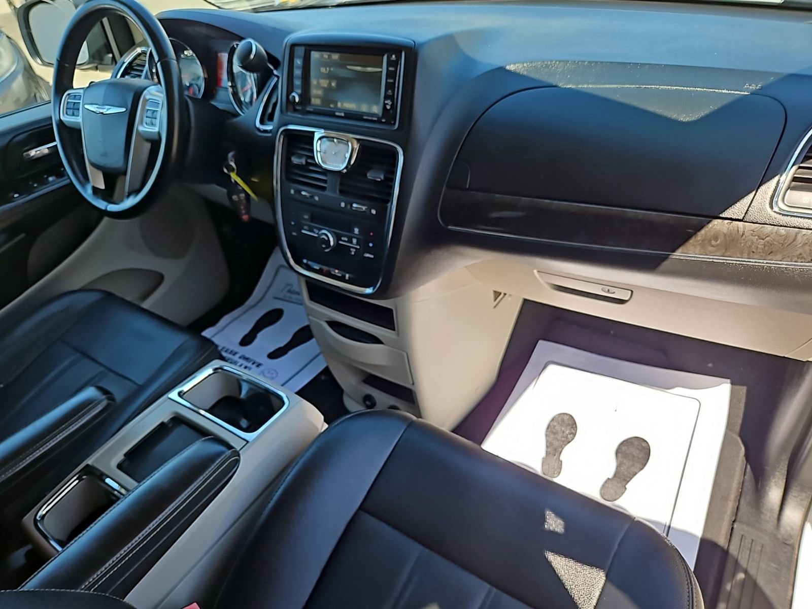 Used 2016 Chrysler Town & Country Touring FWD image 24