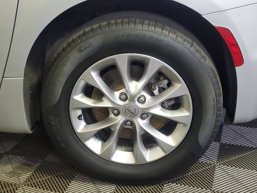 Used 2023 Chrysler Pacifica Touring-L AWD/4WD image 5