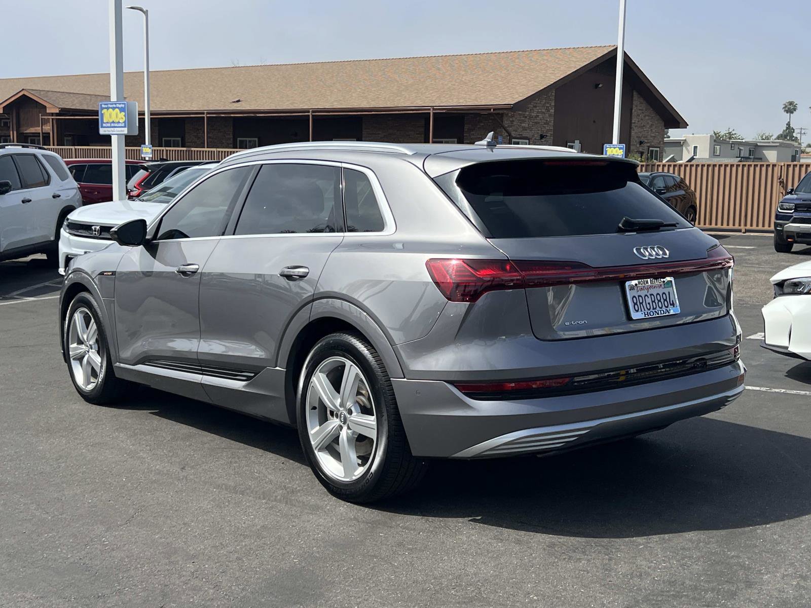 Used 2019 Audi e-tron Premium Plus image 3
