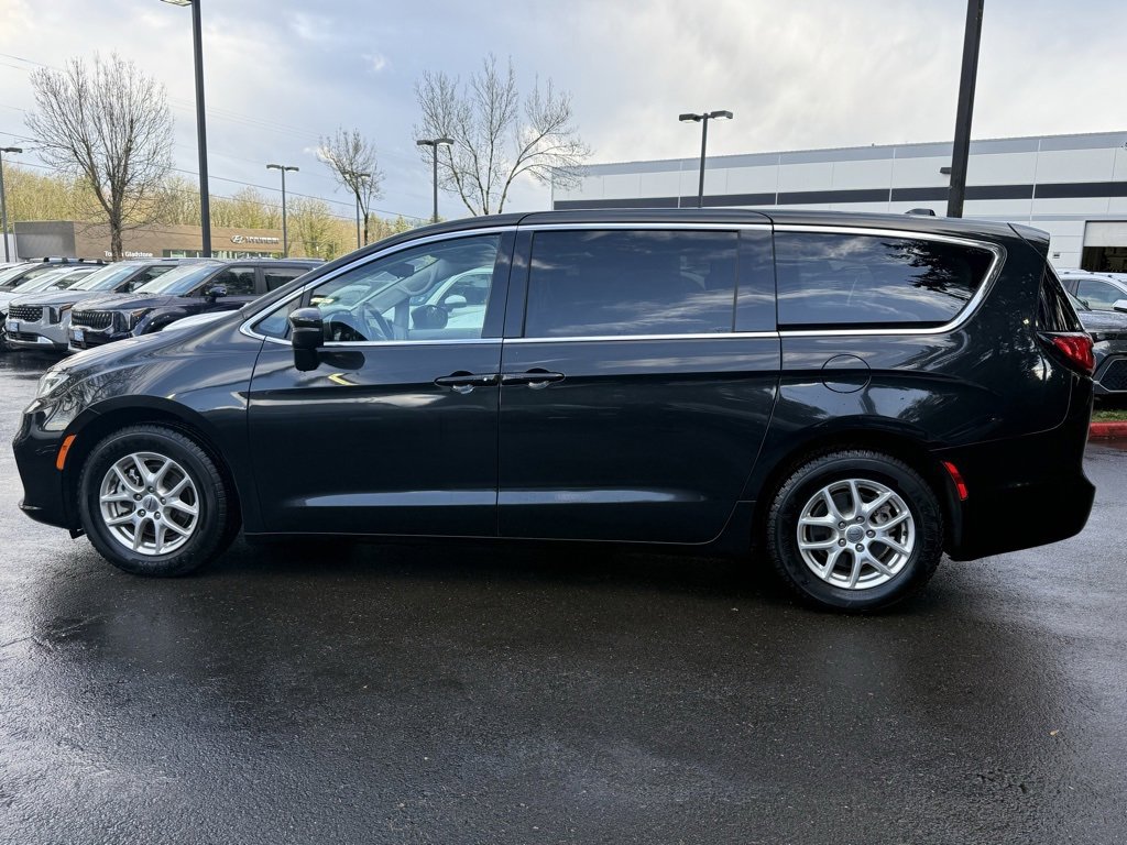 Used 2023 Chrysler Pacifica Touring-L image 11