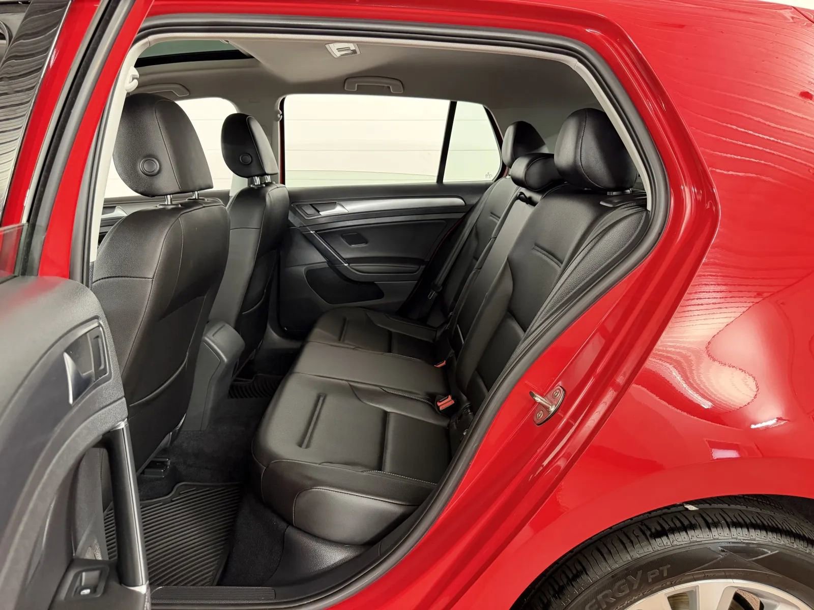 Used 2018 Volkswagen Golf SE FWD image 25