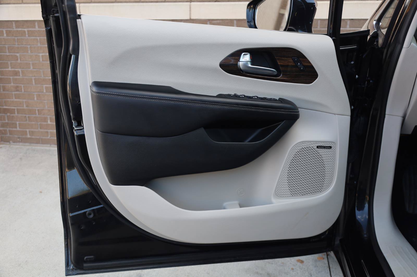 Used 2022 Chrysler Pacifica Limited FWD image 12