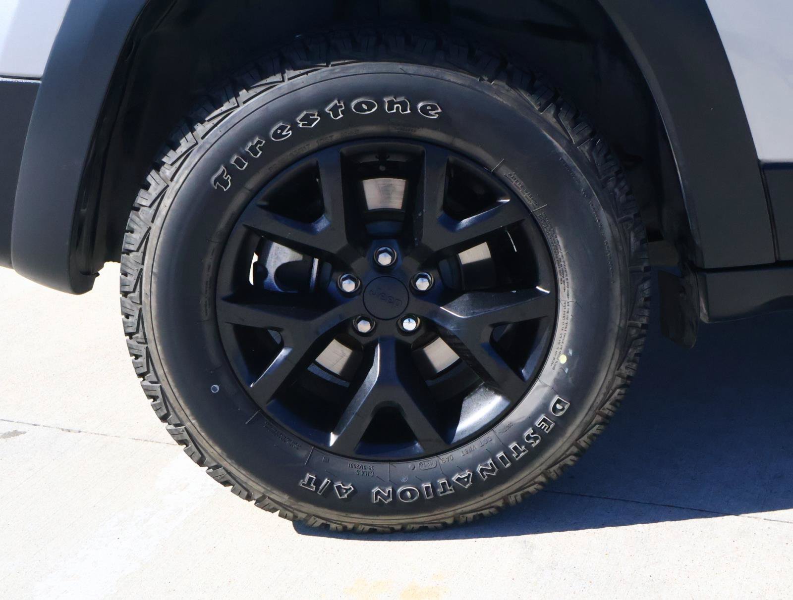 Used 2017 Jeep Cherokee Trailhawk AWD/4WD image 9