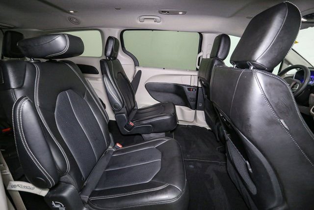 Used 2024 Chrysler Pacifica Touring-L FWD image 18