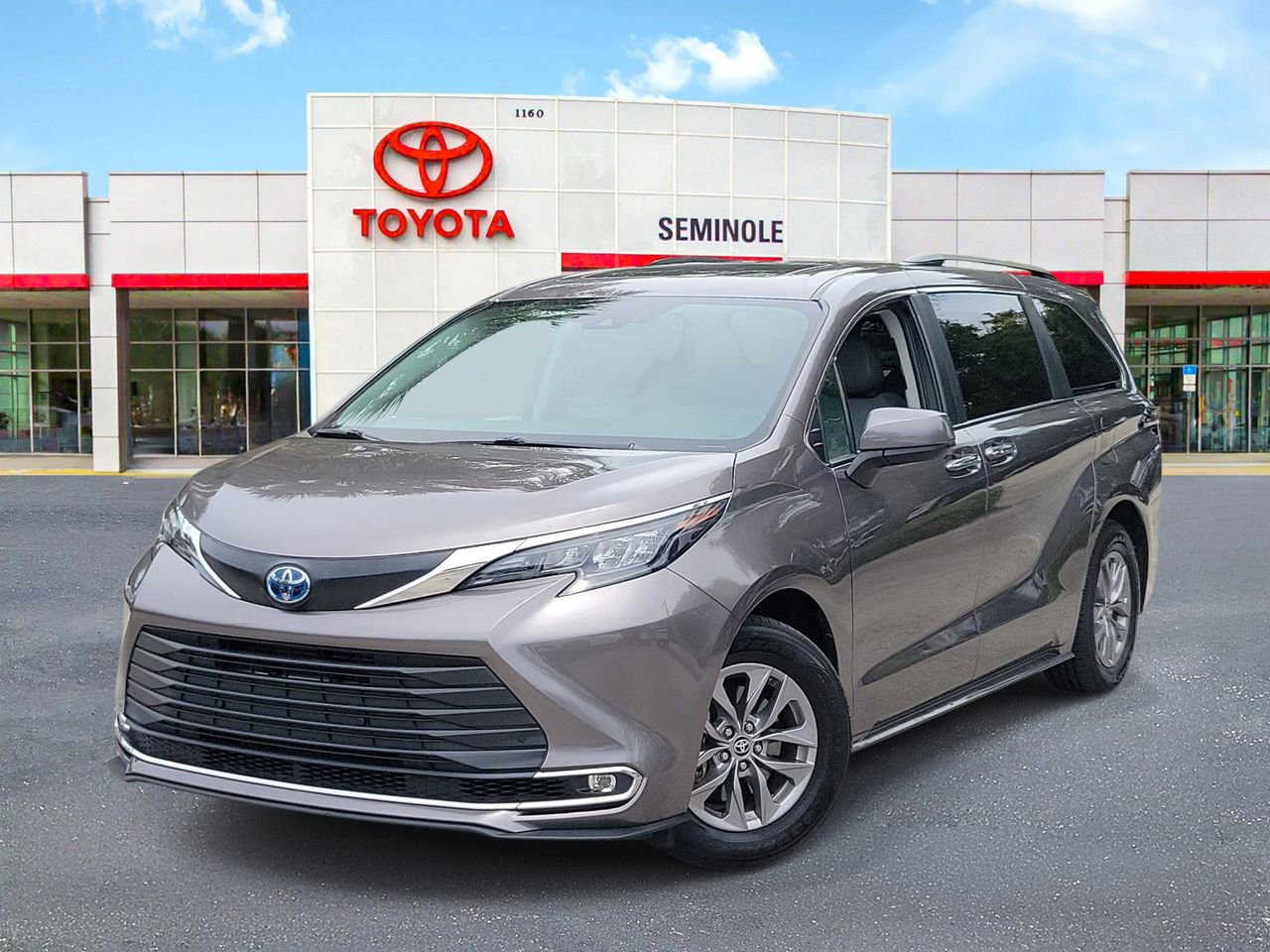Used 2024 Toyota Sienna XLE FWD image 1