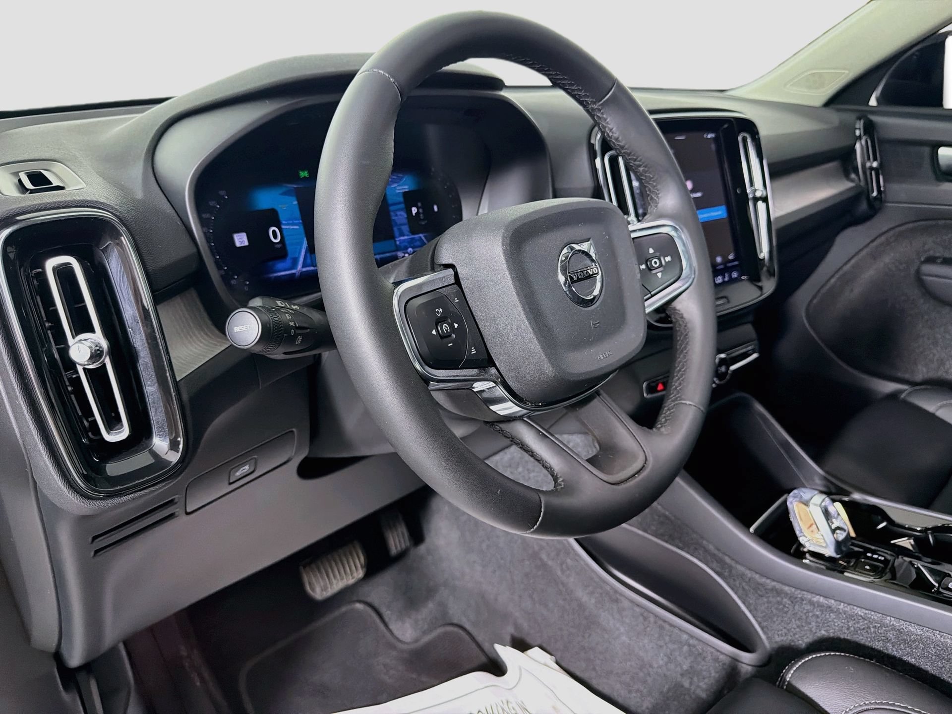 Certified 2024 Volvo XC40 B5 Plus AWD/4WD image 10