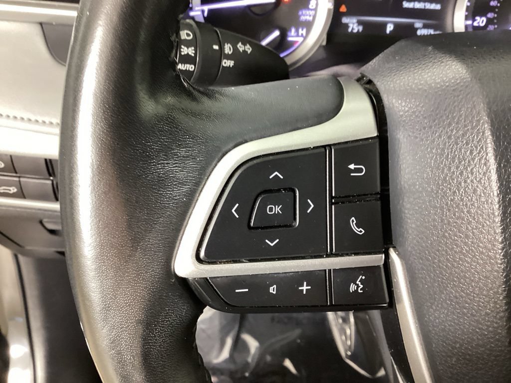 Used 2022 Toyota Highlander XLE AWD/4WD image 19