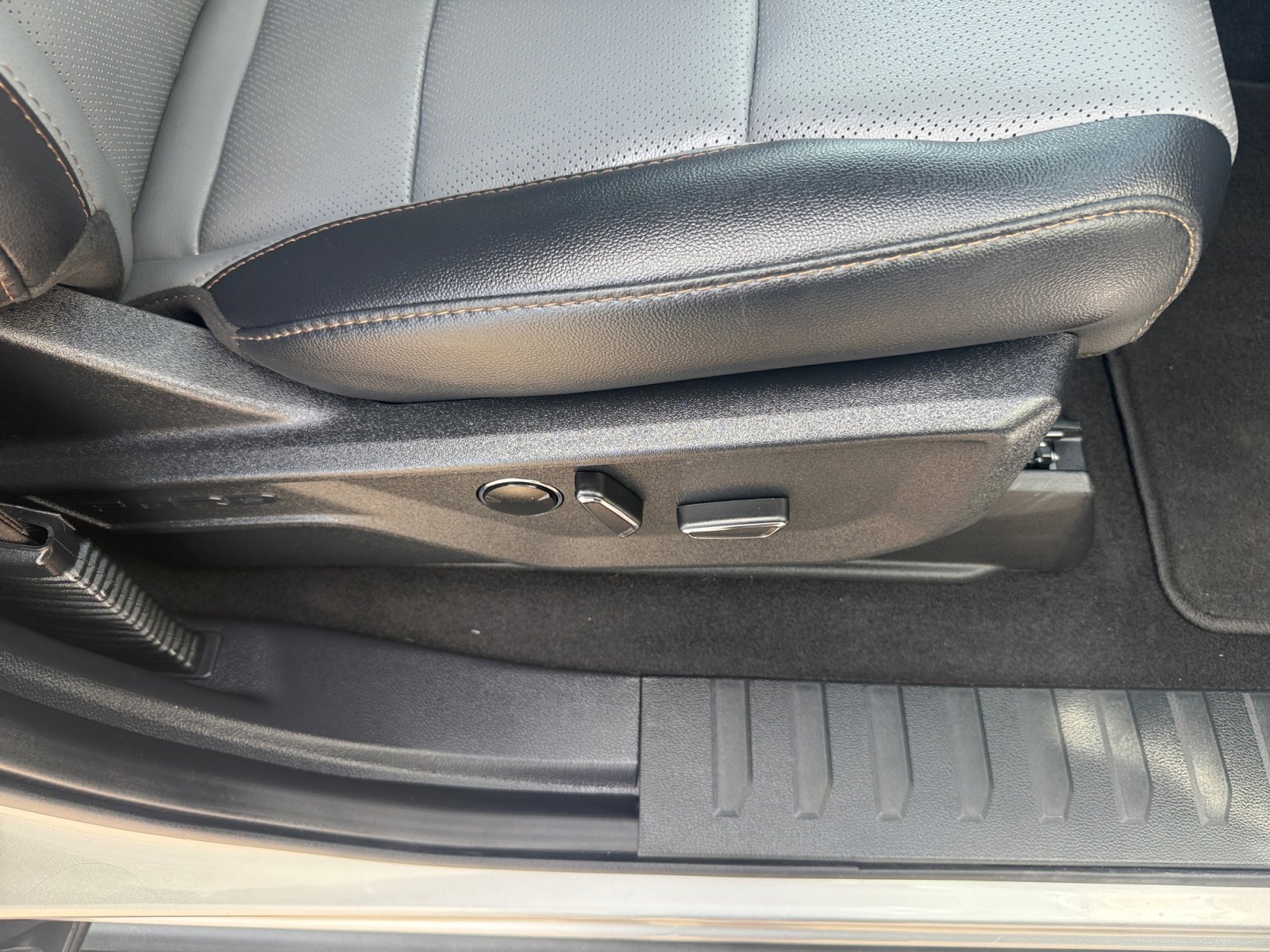 Used 2024 Ford F150 Lightning Lariat image 31