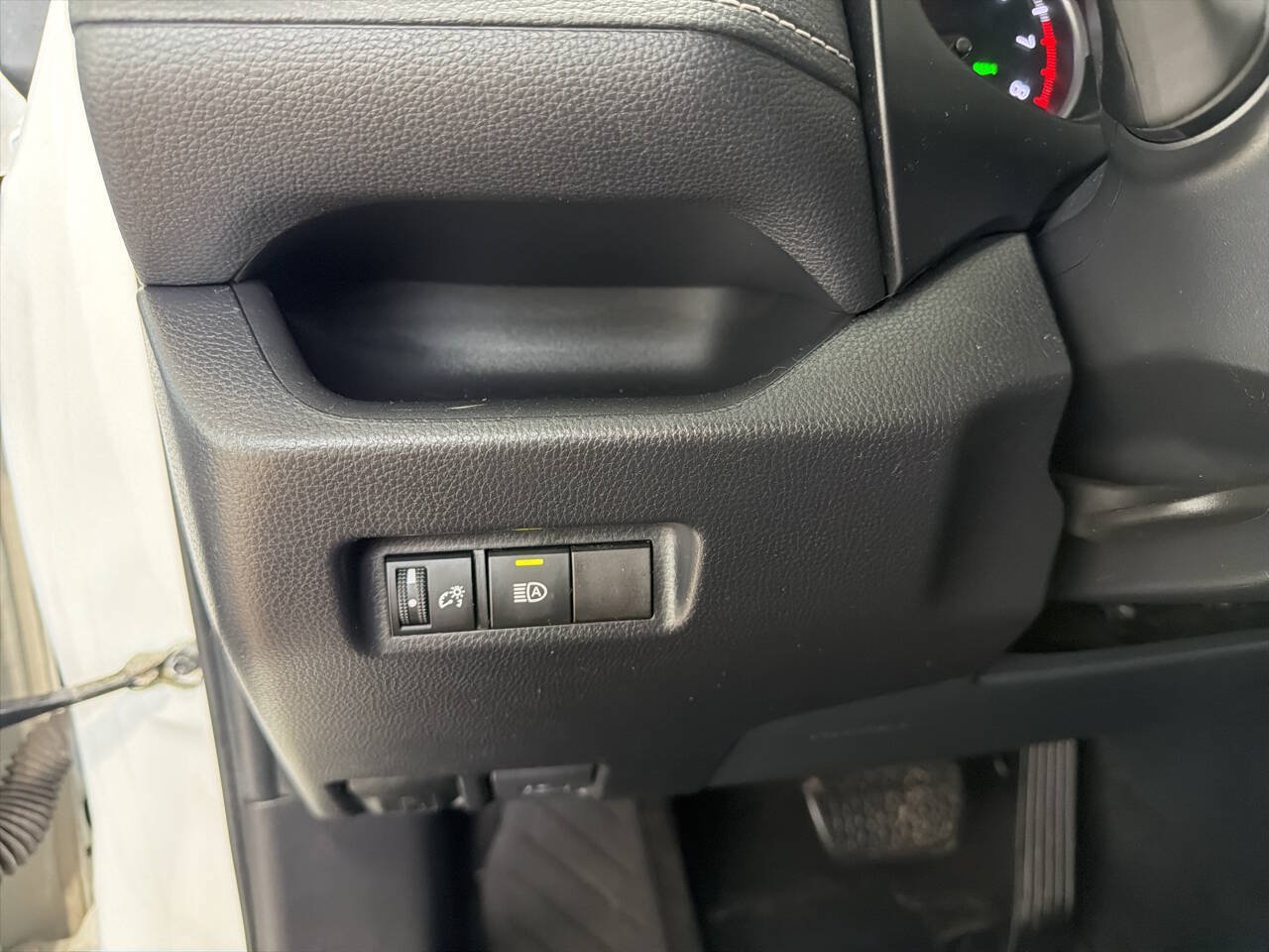 Used 2021 Toyota RAV4 LE FWD image 17