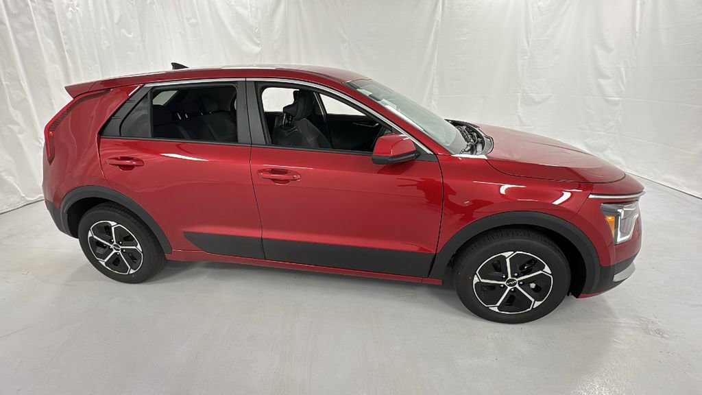 Used 2025 Kia Niro LX image 2