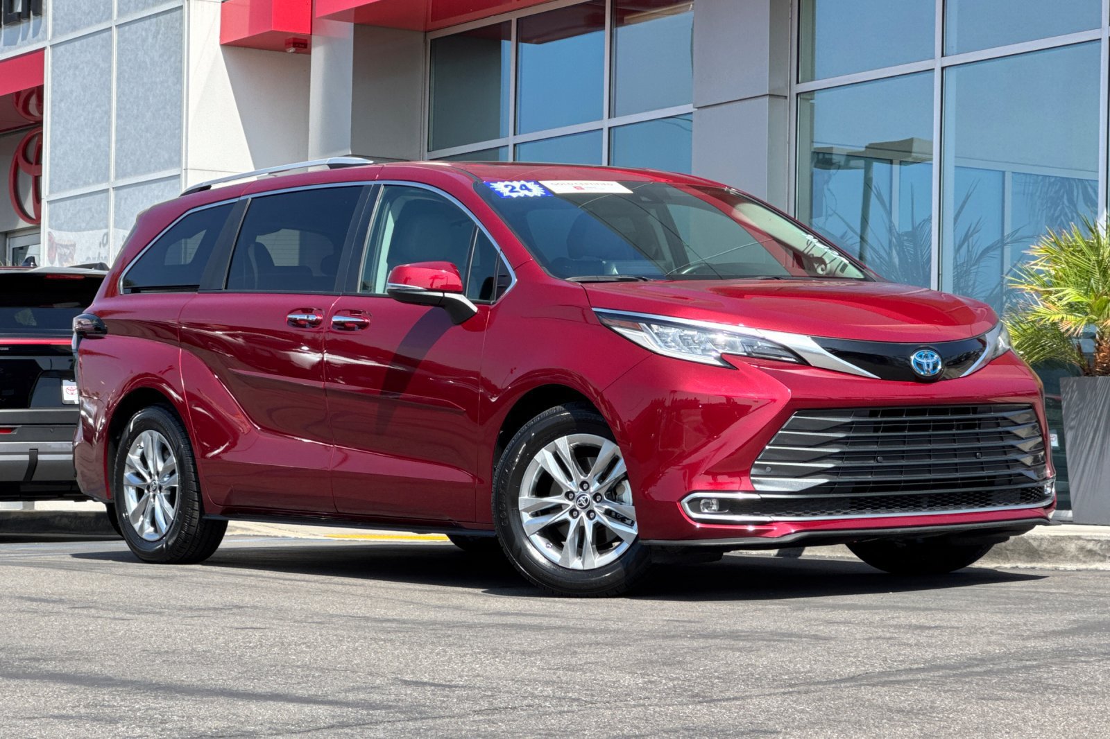 Certified 2024 Toyota Sienna Limited FWD image 2