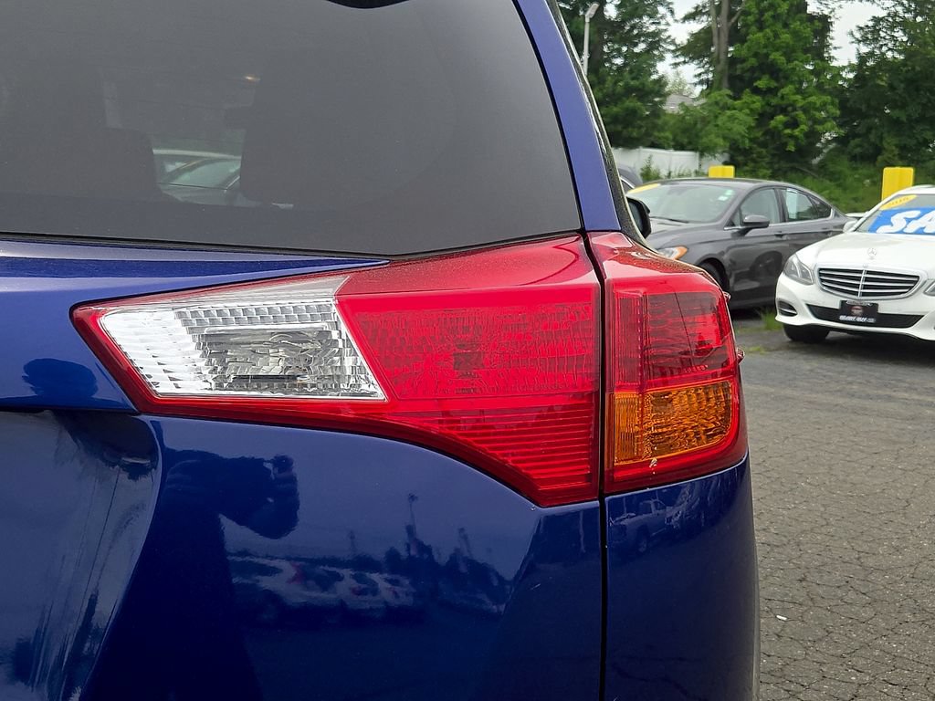 Used 2015 Toyota RAV4 LE AWD/4WD image 11