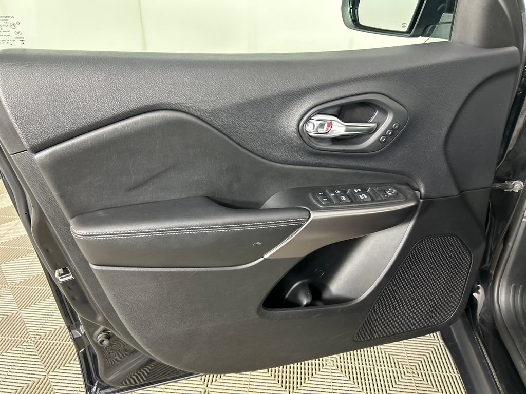 Used 2019 Jeep Cherokee Limited AWD/4WD image 12