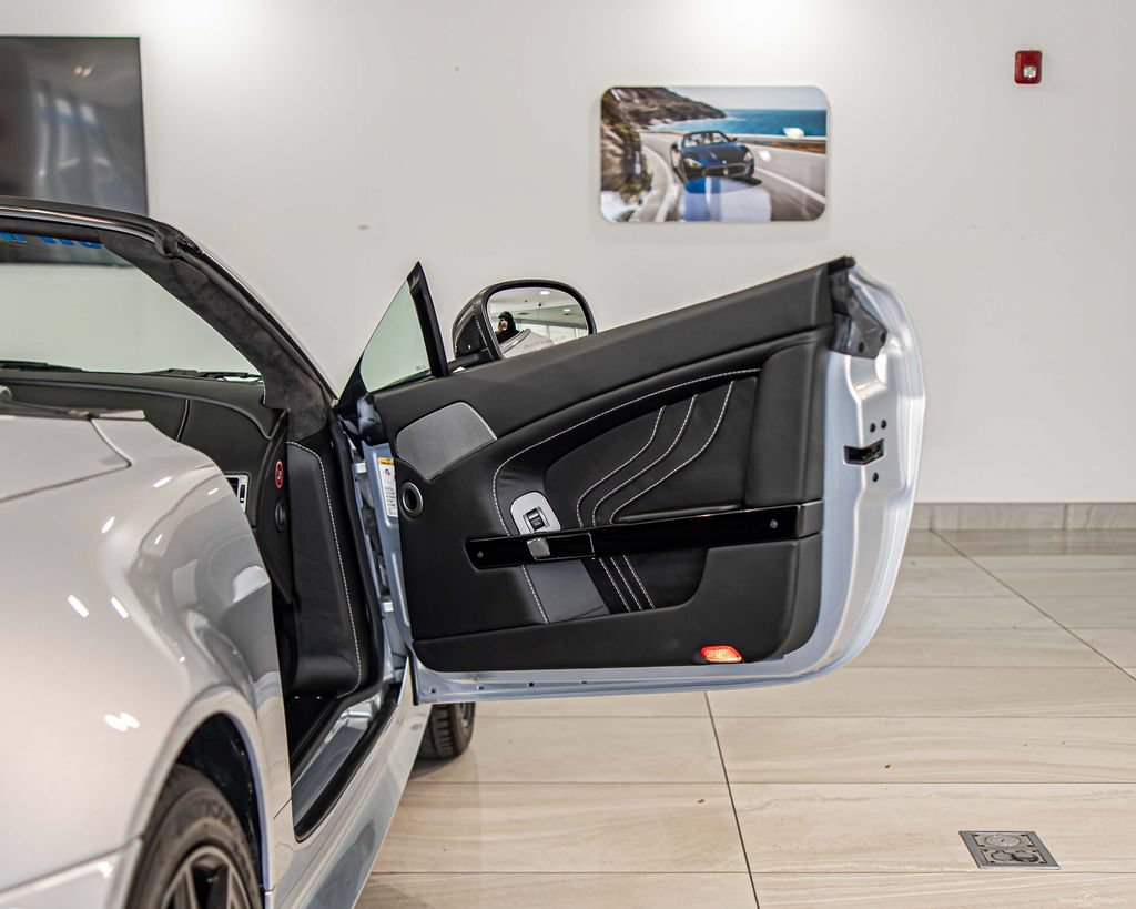 Used 2011 Aston Martin V8 Vantage S RWD image 31