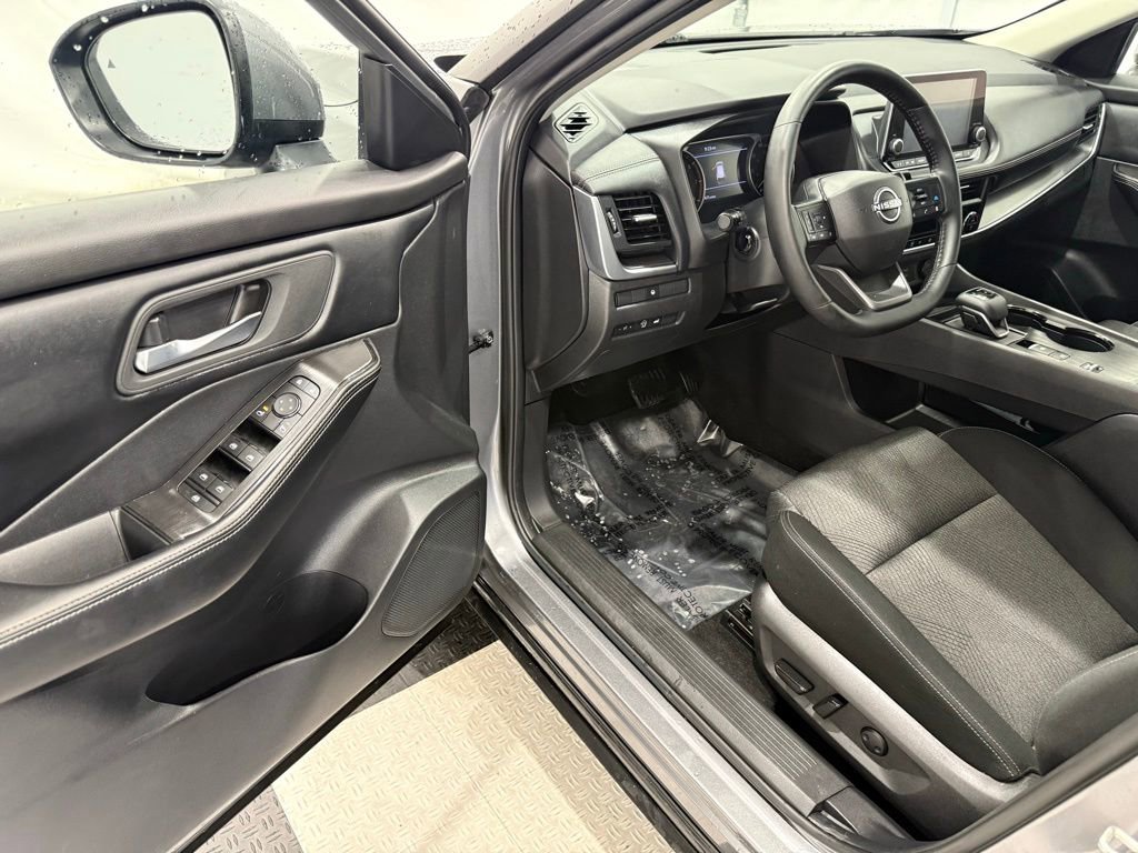 Used 2025 Nissan Rogue SV FWD image 29