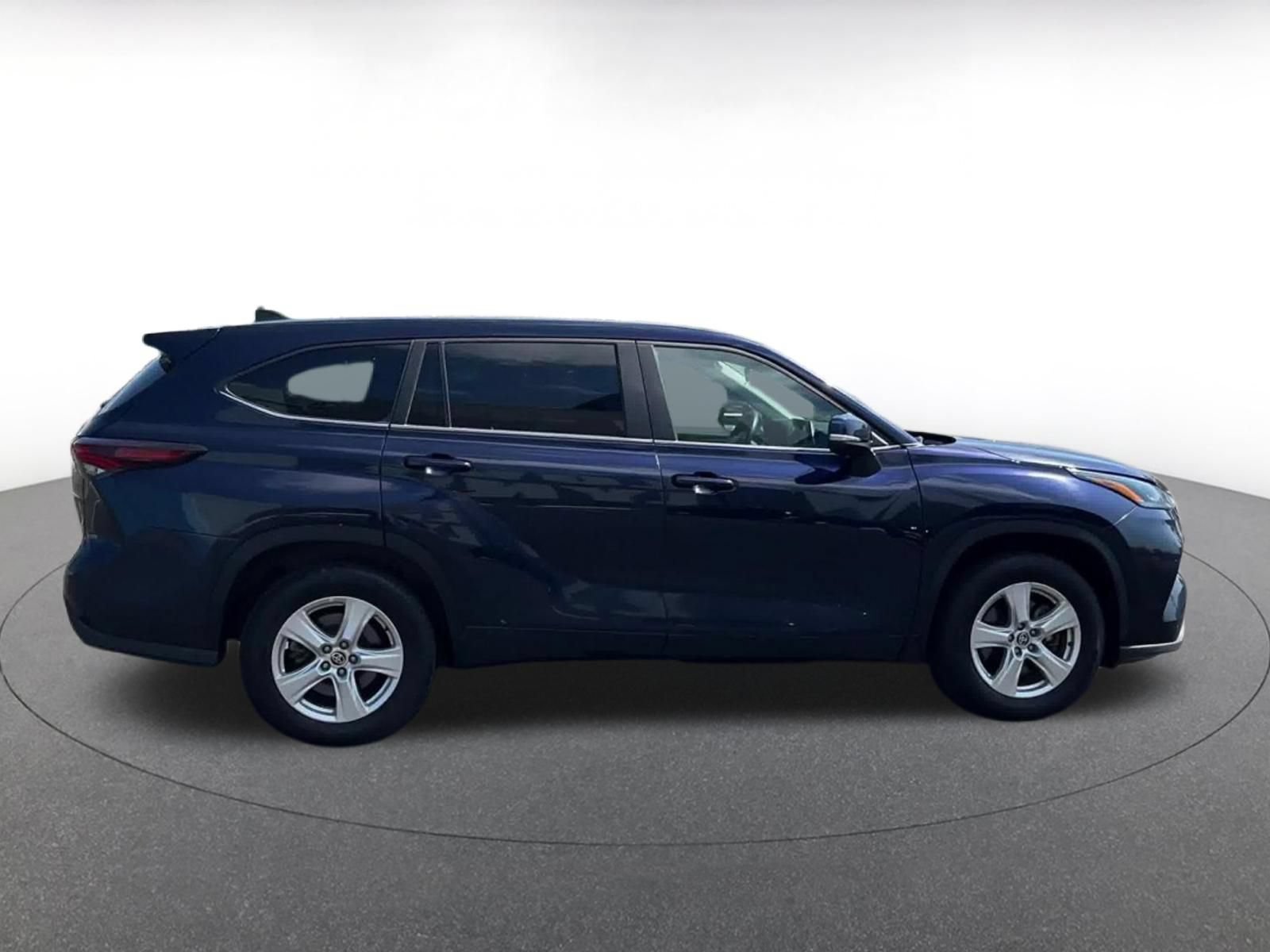 Used 2025 Toyota Highlander LE FWD image 14