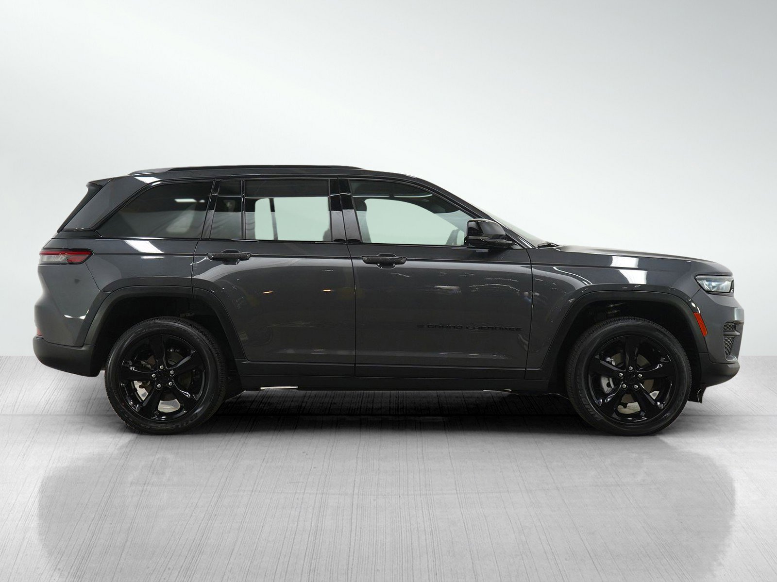 Used 2024 Jeep Grand Cherokee Altitude AWD/4WD image 6