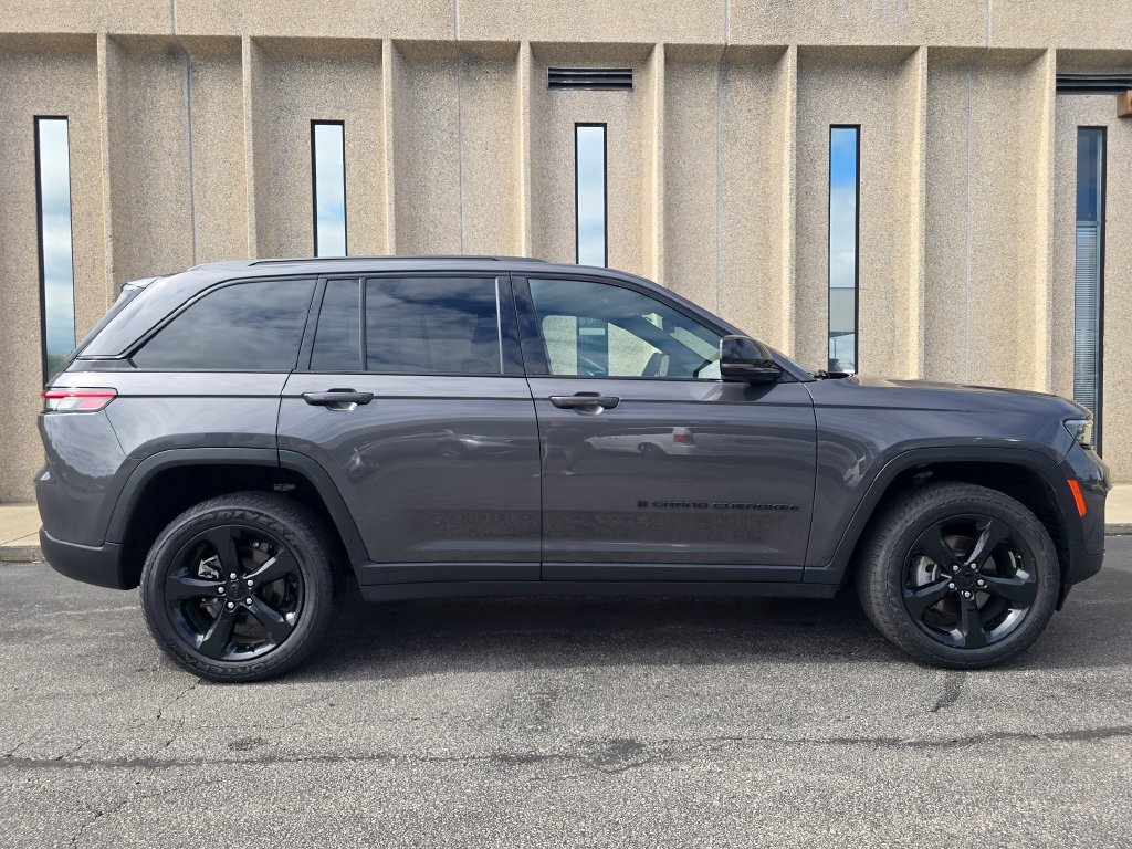 Used 2023 Jeep Grand Cherokee Altitude AWD/4WD image 18