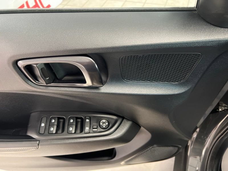 Used 2023 Hyundai Venue Limited FWD image 19
