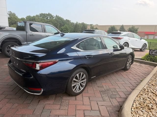 Used 2021 Lexus ES 300h w/ Premium Package FWD image 2