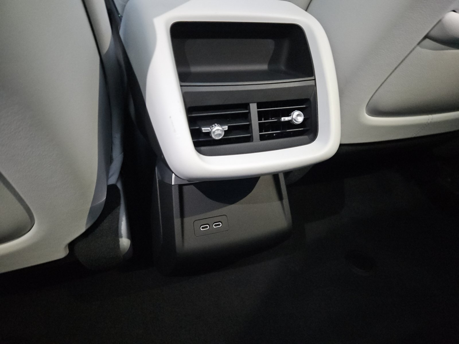 Used 2024 Cadillac Lyriq Luxury w/ LPO, Floor Liner Package AWD/4WD image 13