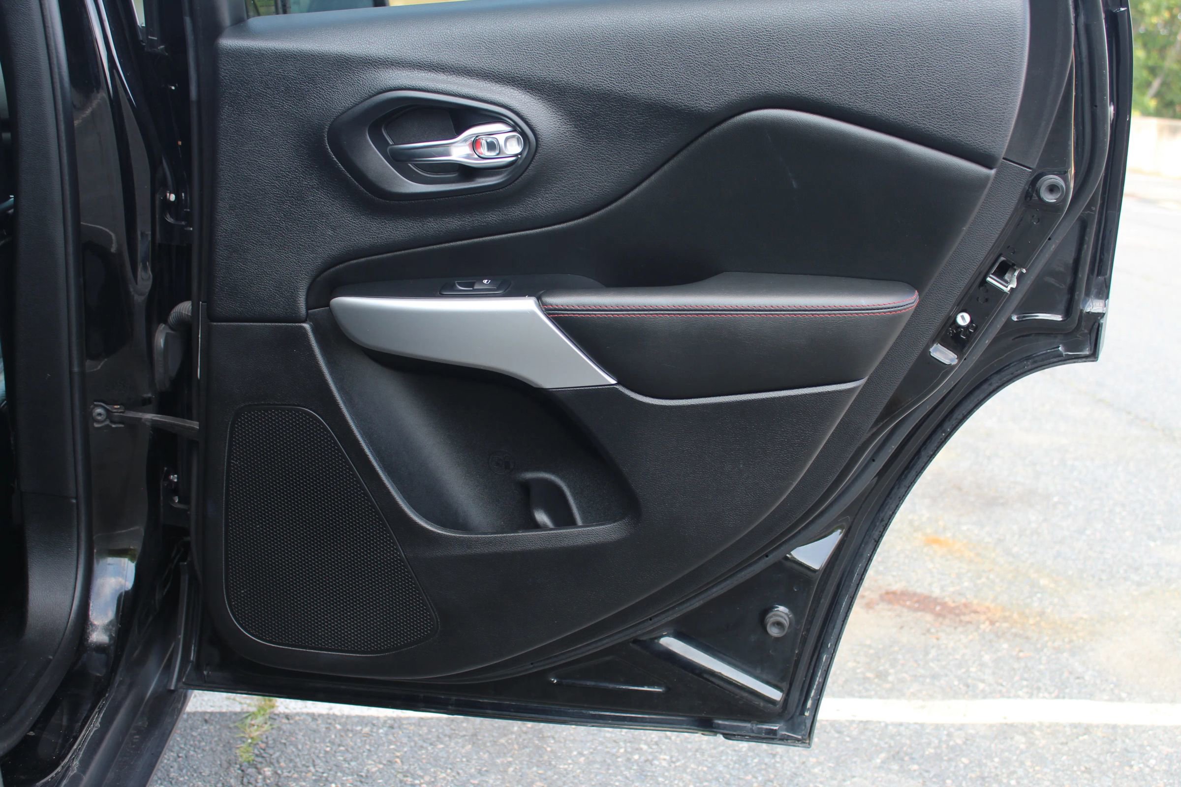 Used 2018 Jeep Cherokee Trailhawk image 16