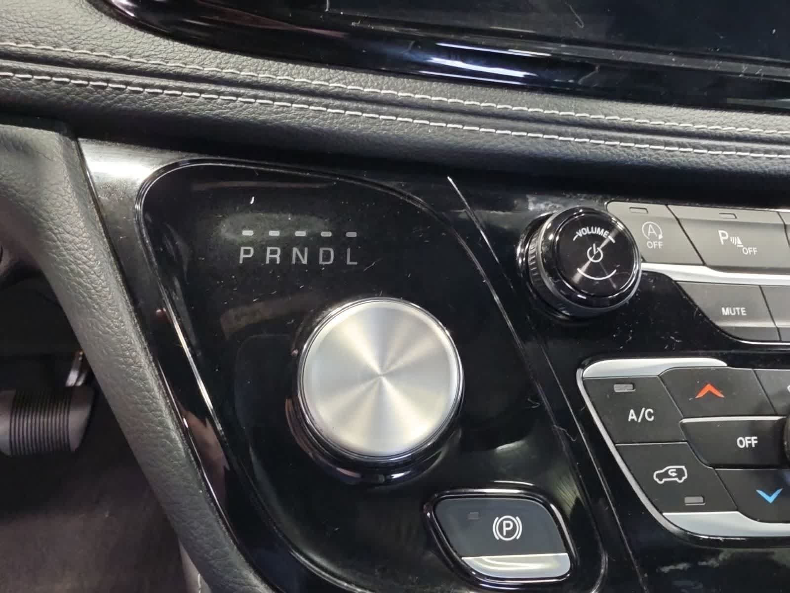 Used 2025 Chrysler Pacifica Limited FWD image 26