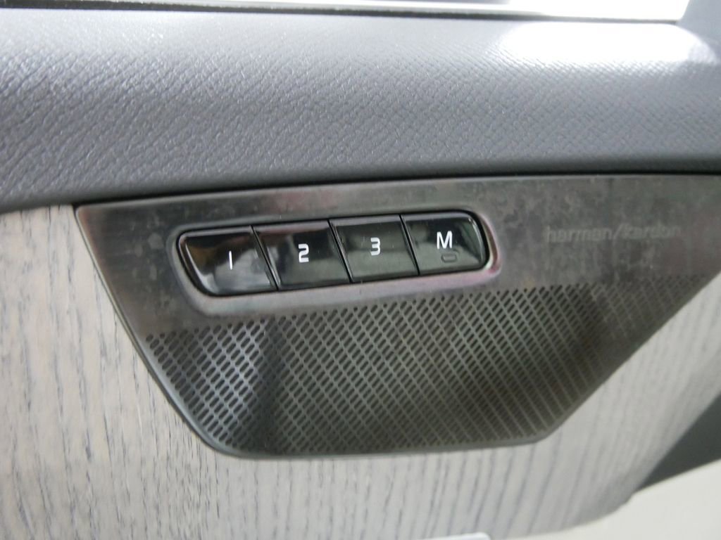 Used 2023 Volvo XC90 B6 Plus AWD/4WD image 19