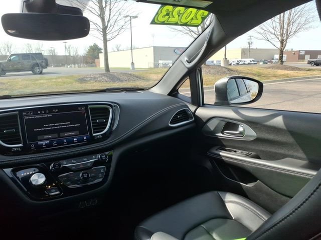Used 2023 Chrysler Pacifica Touring-L w/ S Appearance Package image 12