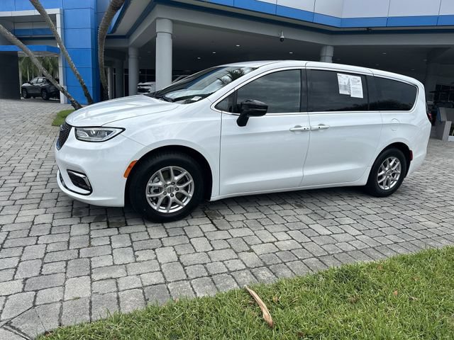 Used 2024 Chrysler Pacifica Touring FWD image 21