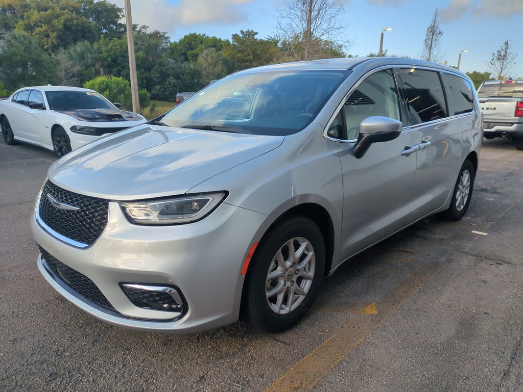 Used 2023 Chrysler Pacifica Touring-L image 10