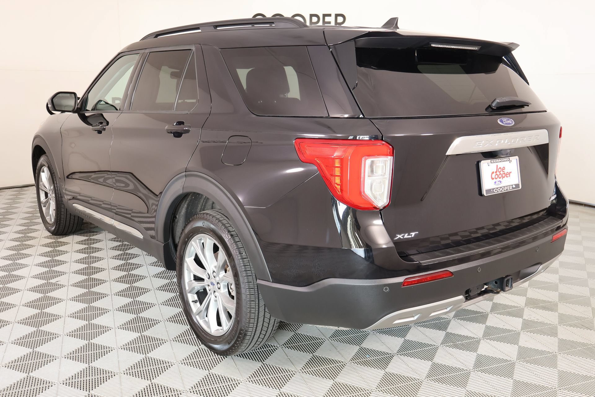 Used 2024 Ford Explorer XLT w/ Equipment Group 202A AWD/4WD image 25