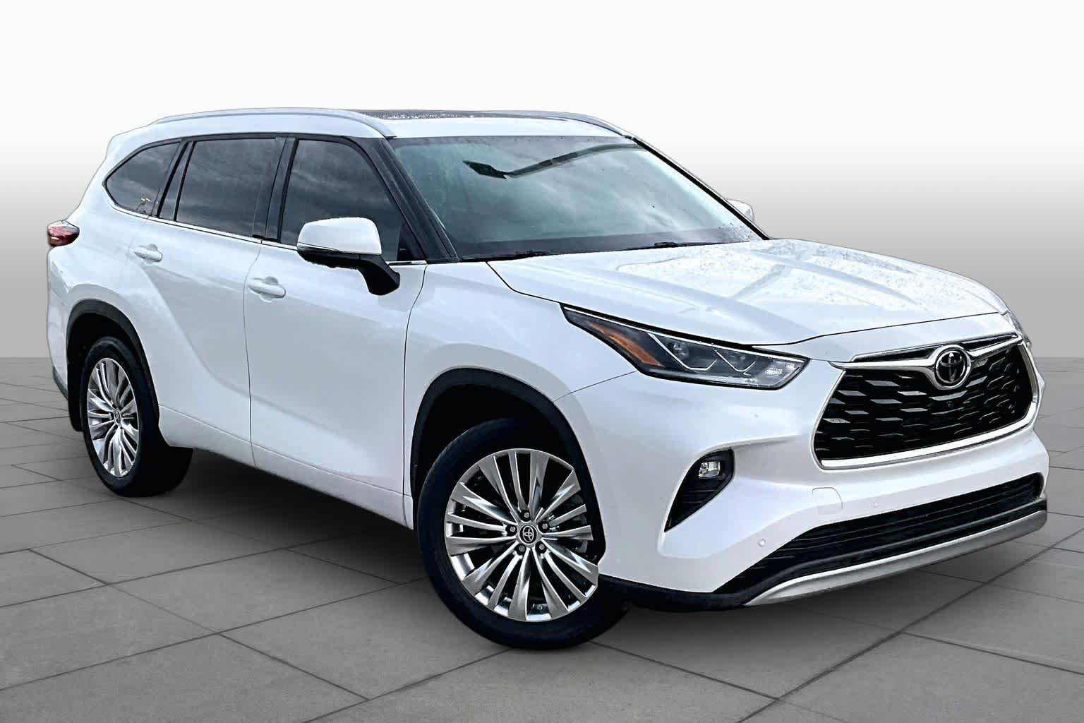 Used 2023 Toyota Highlander Platinum FWD image 3