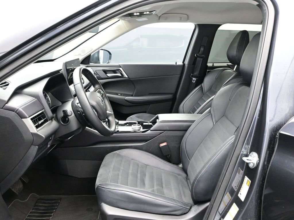 Used 2025 Mitsubishi Outlander SE image 13