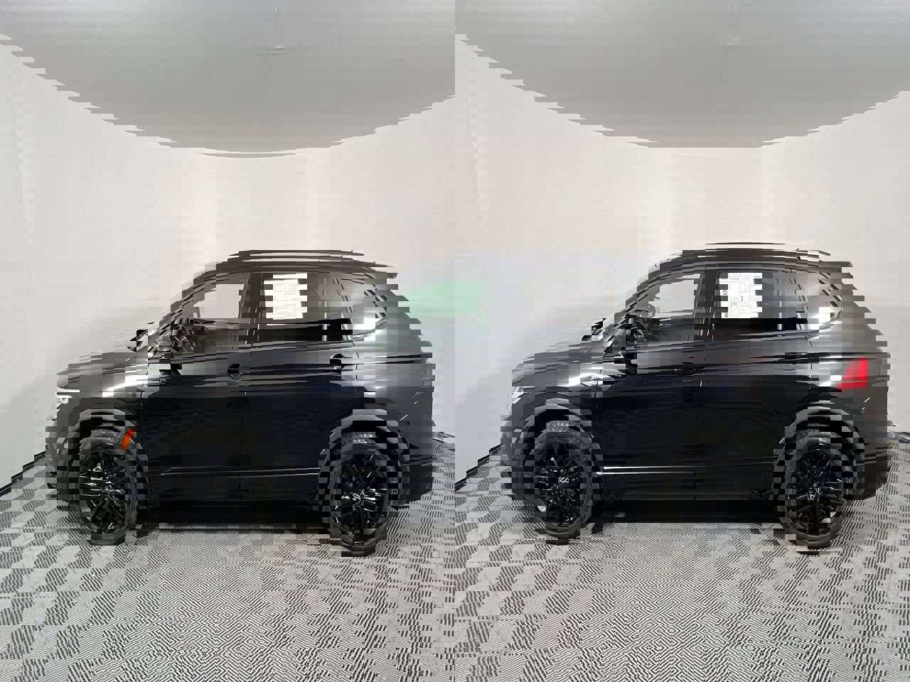 Used 2022 Volkswagen Tiguan SE R-Line image 8