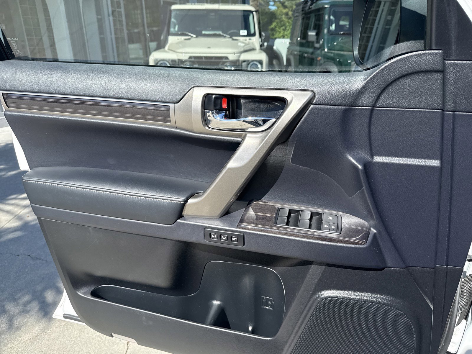Used 2021 Lexus GX 460 Luxury w/ Sport Design Package AWD/4WD image 15