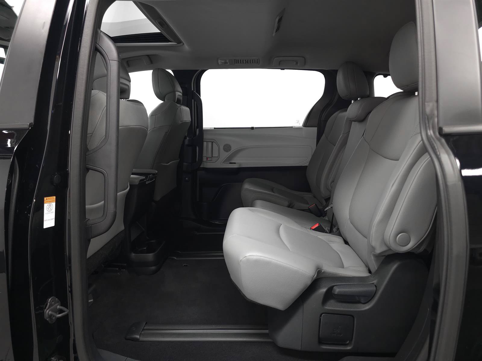 Certified 2026 Toyota Sienna XLE FWD image 5
