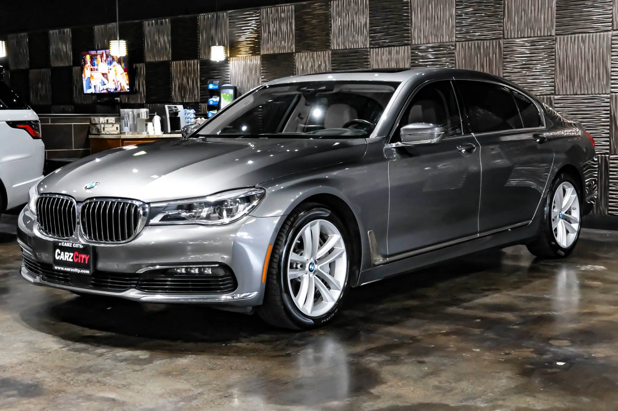 Used 2018 BMW 750i xDrive AWD/4WD image 9