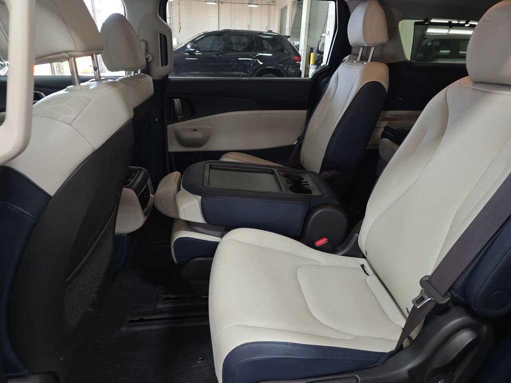 Used 2025 Kia Carnival EX image 4