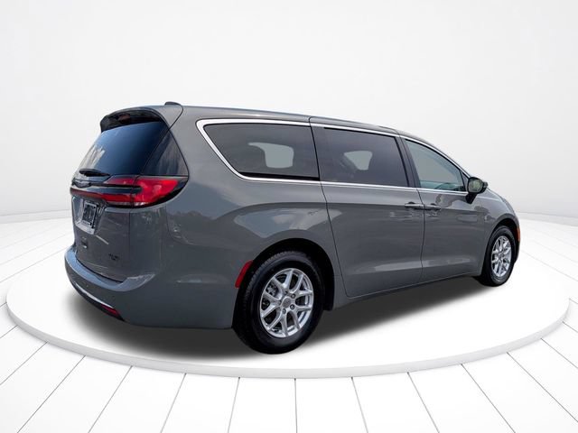 Used 2023 Chrysler Pacifica Touring-L FWD image 3