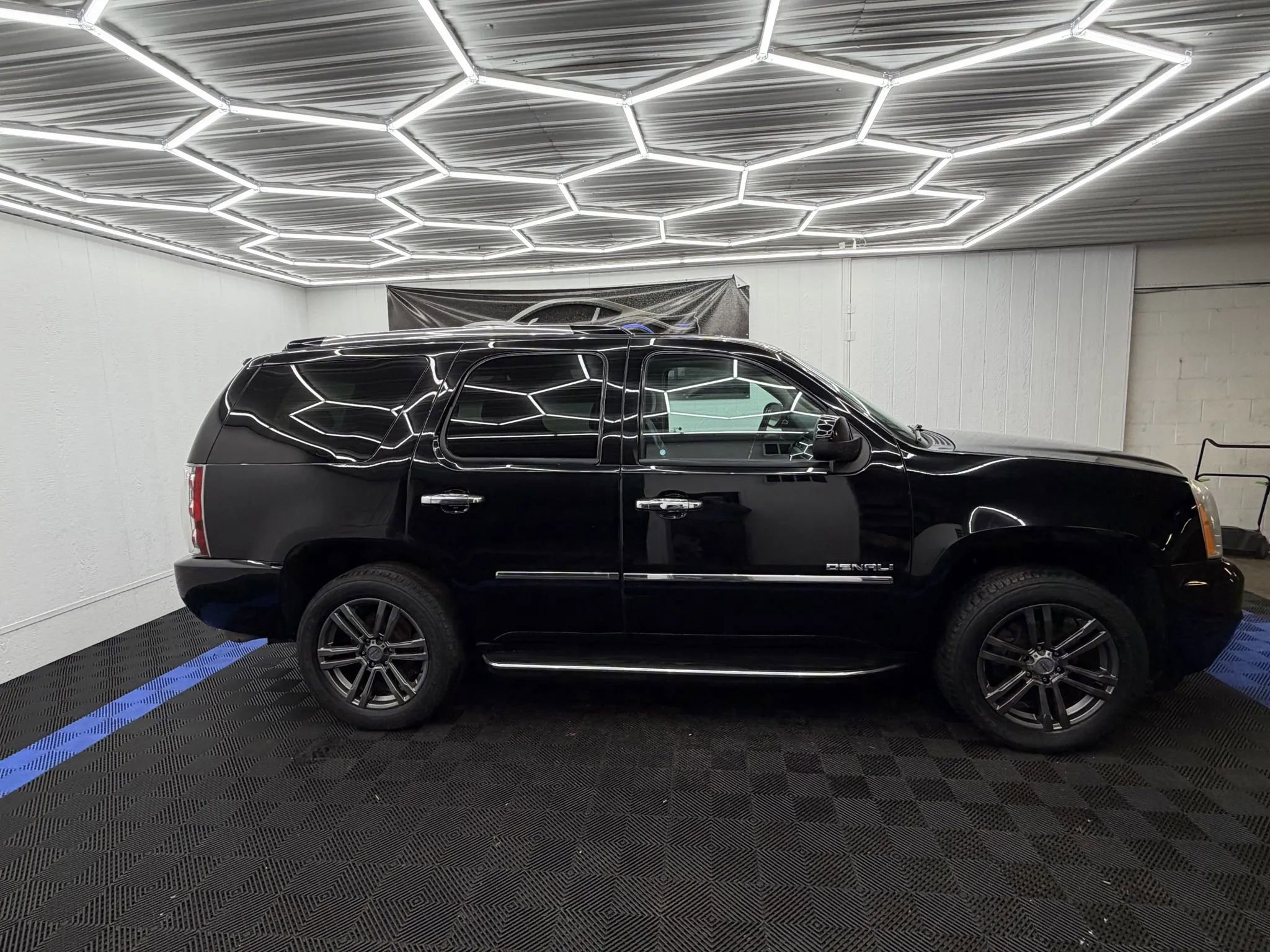 Used 2012 GMC Yukon Denali image 2
