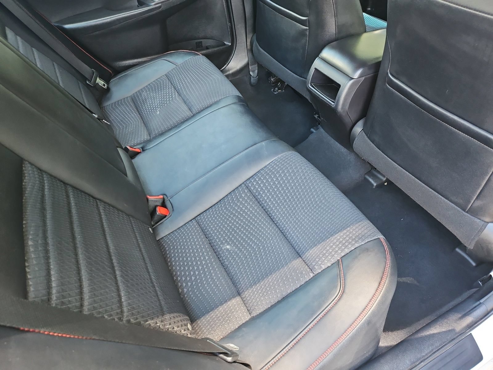 Used 2015 Toyota Camry SE FWD image 29