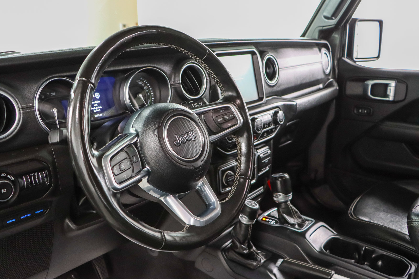 Used 2022 Jeep Wrangler Unlimited Sahara w/ Cold Weather Group AWD/4WD image 23