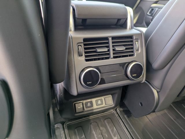 New 2025 Land Rover Discovery Dynamic SE image 13