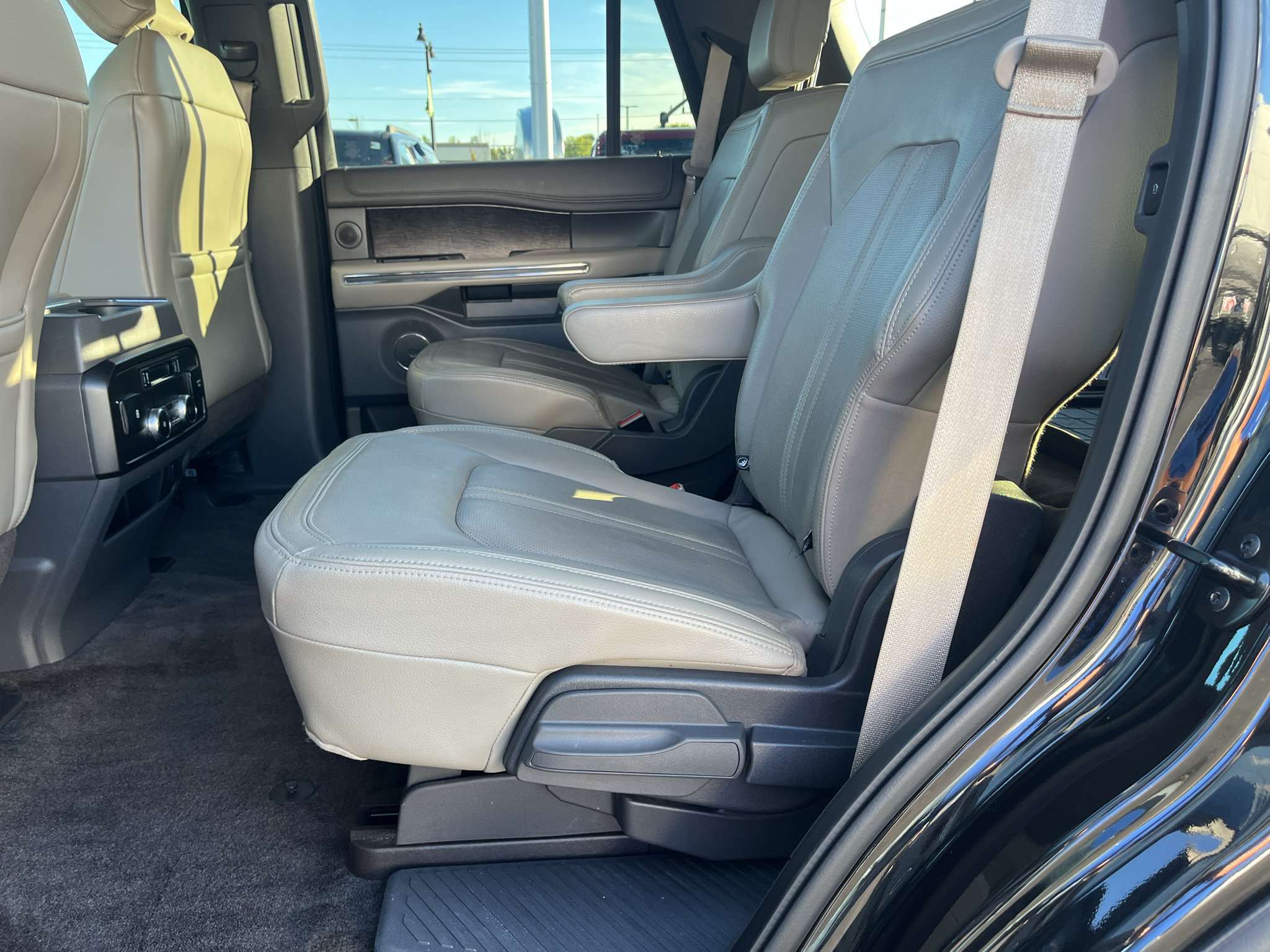 Used 2018 Ford Expedition Limited w/ Equipment Group 302A AWD/4WD image 24