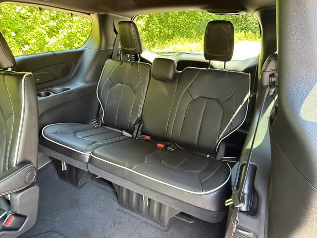 New 2027 Chrysler Pacifica Select FWD image 17